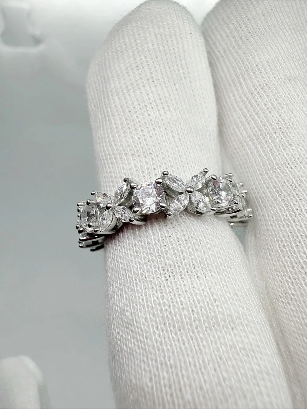 Sterling Silver Natural Zircon Floral Design Ring!